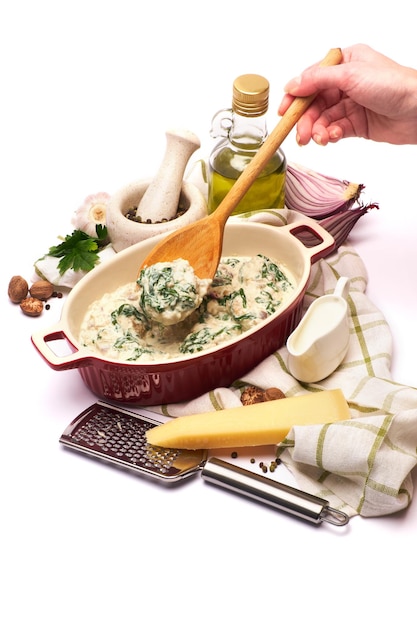 Ręce przygotowujące domowy posiłek